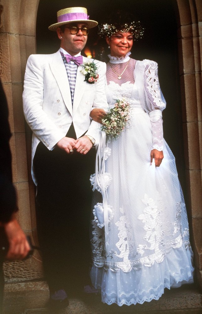 Elton John s dnes již exmanželkou Renate Blauel na jejich svatbě.