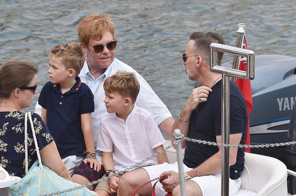 Zpěvák Elton John a filmař David Furnish společně vychovávají dva syny - osmiletého Zacharyho a sedmiletého Elijaha. Na snímku jsou na dovolené v Portofinu.