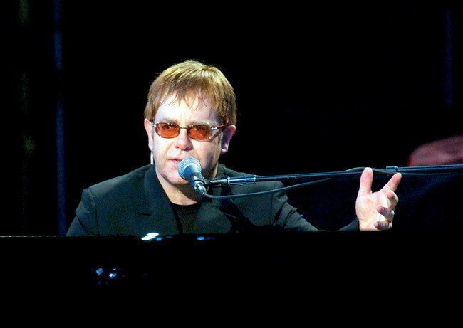 Elton John během koncertu