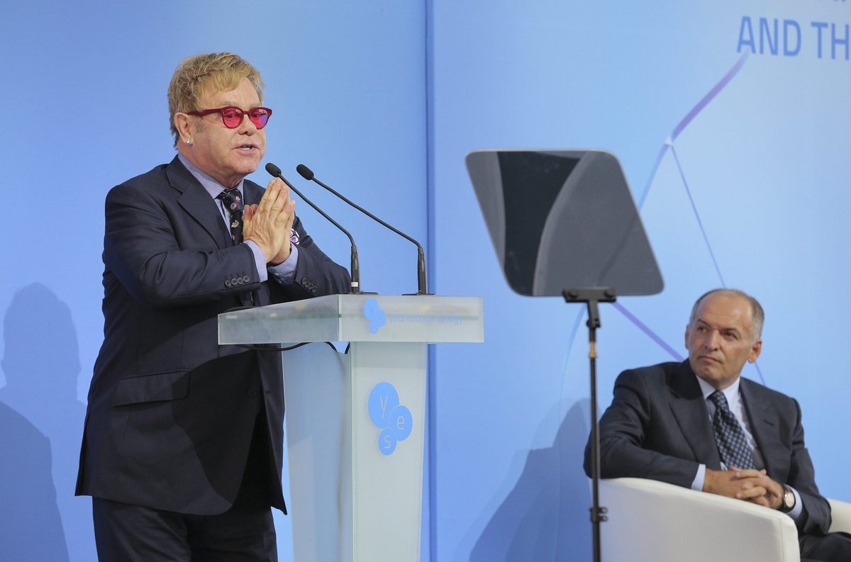 Elton John během návštěvy Ukrajiny.