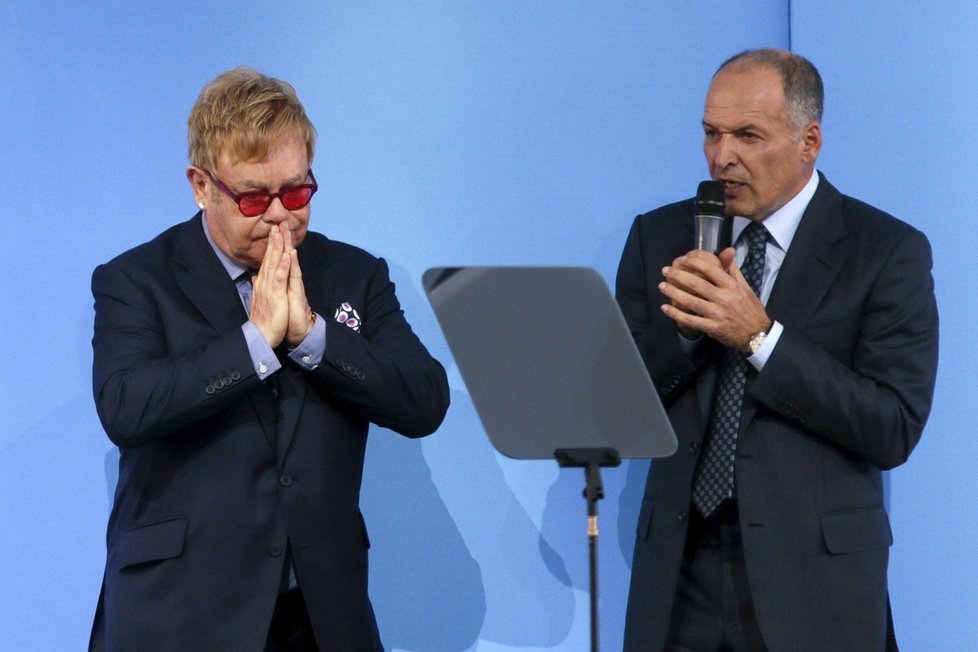 Elton John během návštěvy Ukrajiny.