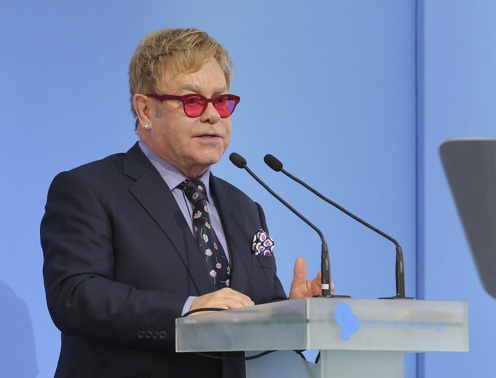 Elton John během návštěvy Ukrajiny.