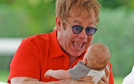 Elton John se svým malým Zacharym.