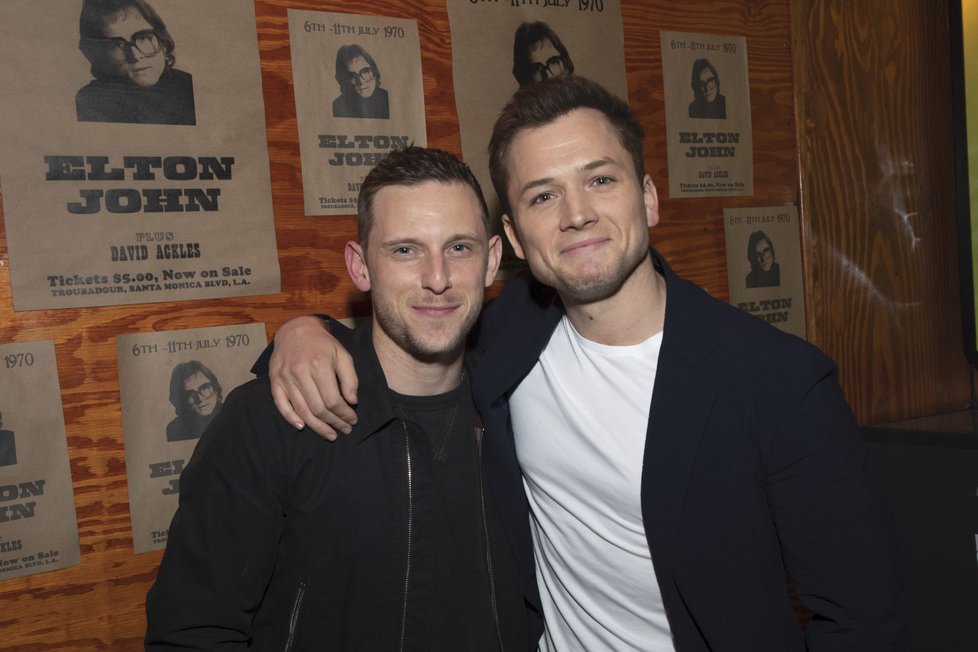 Film Rocketman. Herci Jamie Bell a Taron Egerton