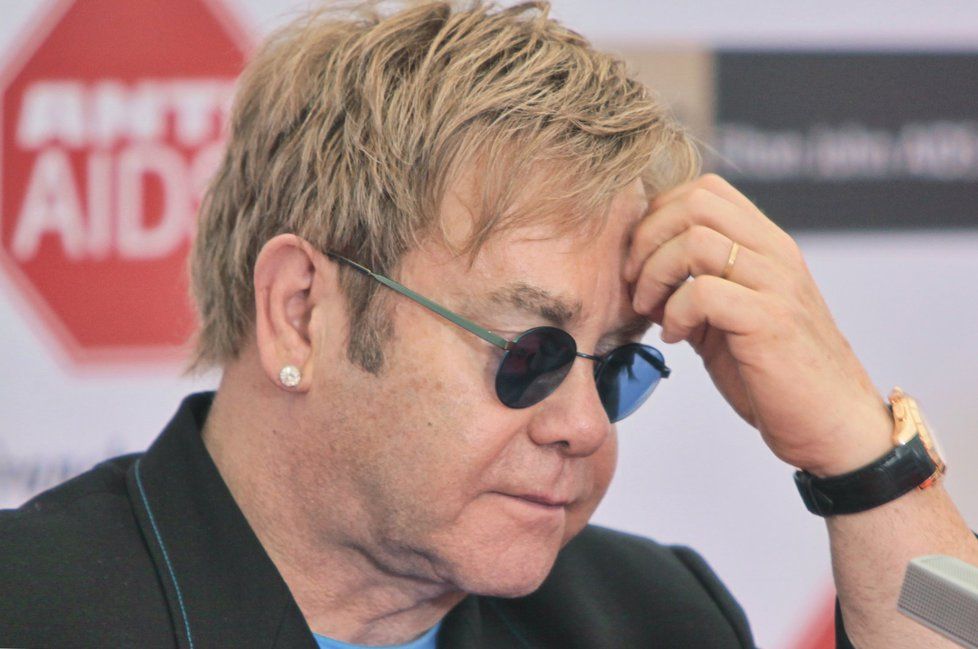 Elton John je zřejmě žalobou zaskočen.