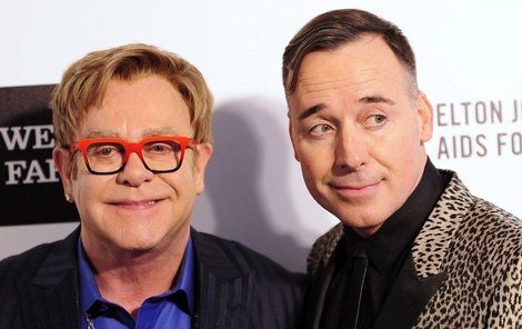 Elton a David do toho praštili.