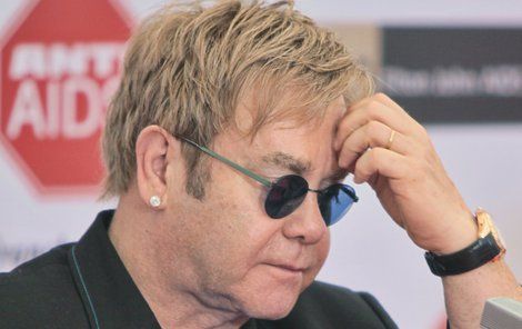 Elton John je zřejmě žalobou zaskočen.