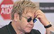 Elton John je zřejmě žalobou zaskočen.