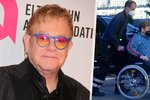 Elton John na vozíčku v luxusní teplákovce.