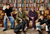 Elton John: Bizarní rodinný portrét? Co skrývá obývák legendárního zpěváka