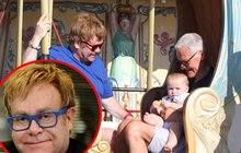 Elton John dováděl s rodinkou na pouti: A přece se točí!