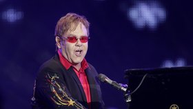 Elton John musel odvolat dva koncerty, protože snědl něco špatného