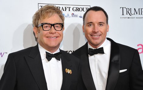 Elton John je se svým partnerem Davidem.