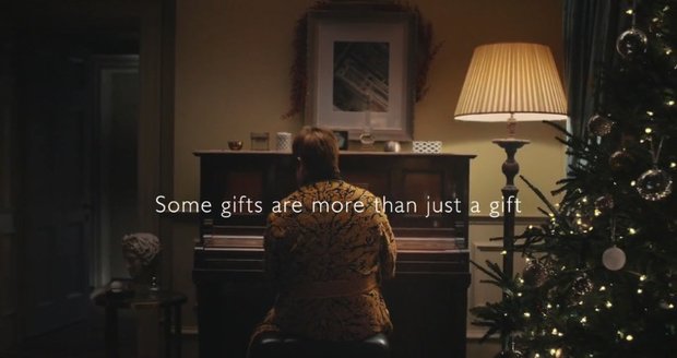 Elton John v dojemné reklamě pro obchodní řetězec John Lewis.