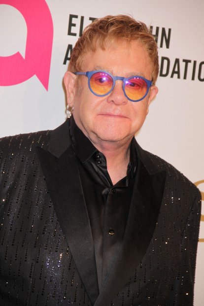 Elton John v minulosti rád utrácel za drahá auta a nemovitosti. Přesto stále disponuje majetkem ve výši 550 milionů dolarů.