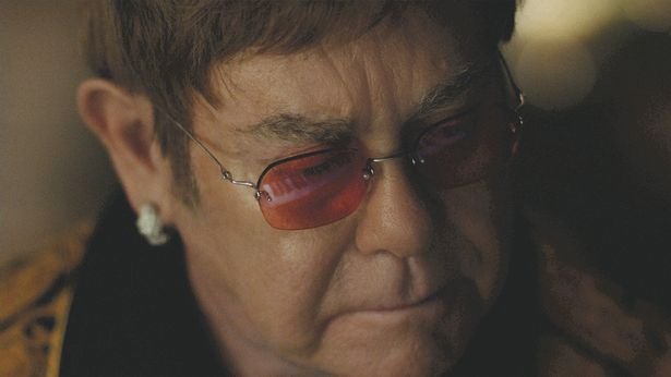 Elton John v dojemné reklamě pro obchodní řetězec John Lewis.