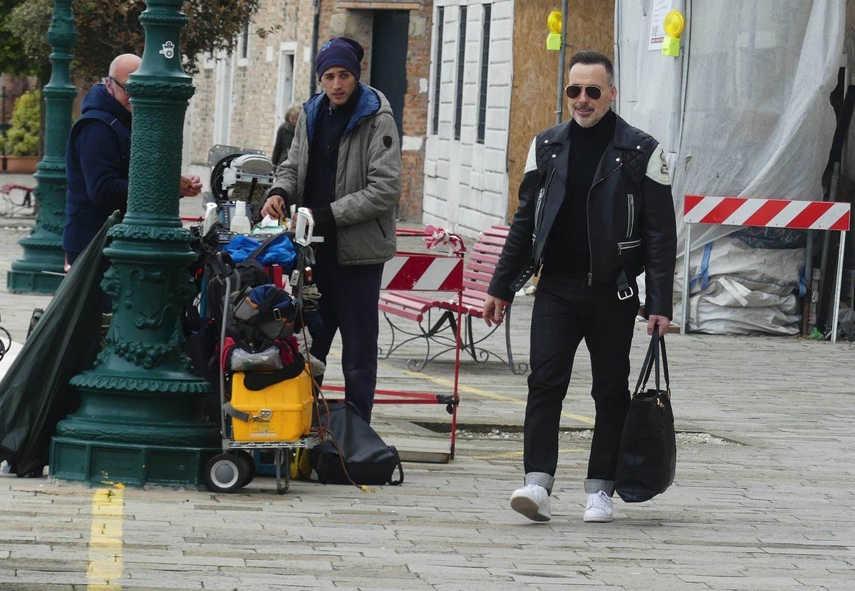 Elton John s manželem Davidem nastupují na benátské lodní taxi.