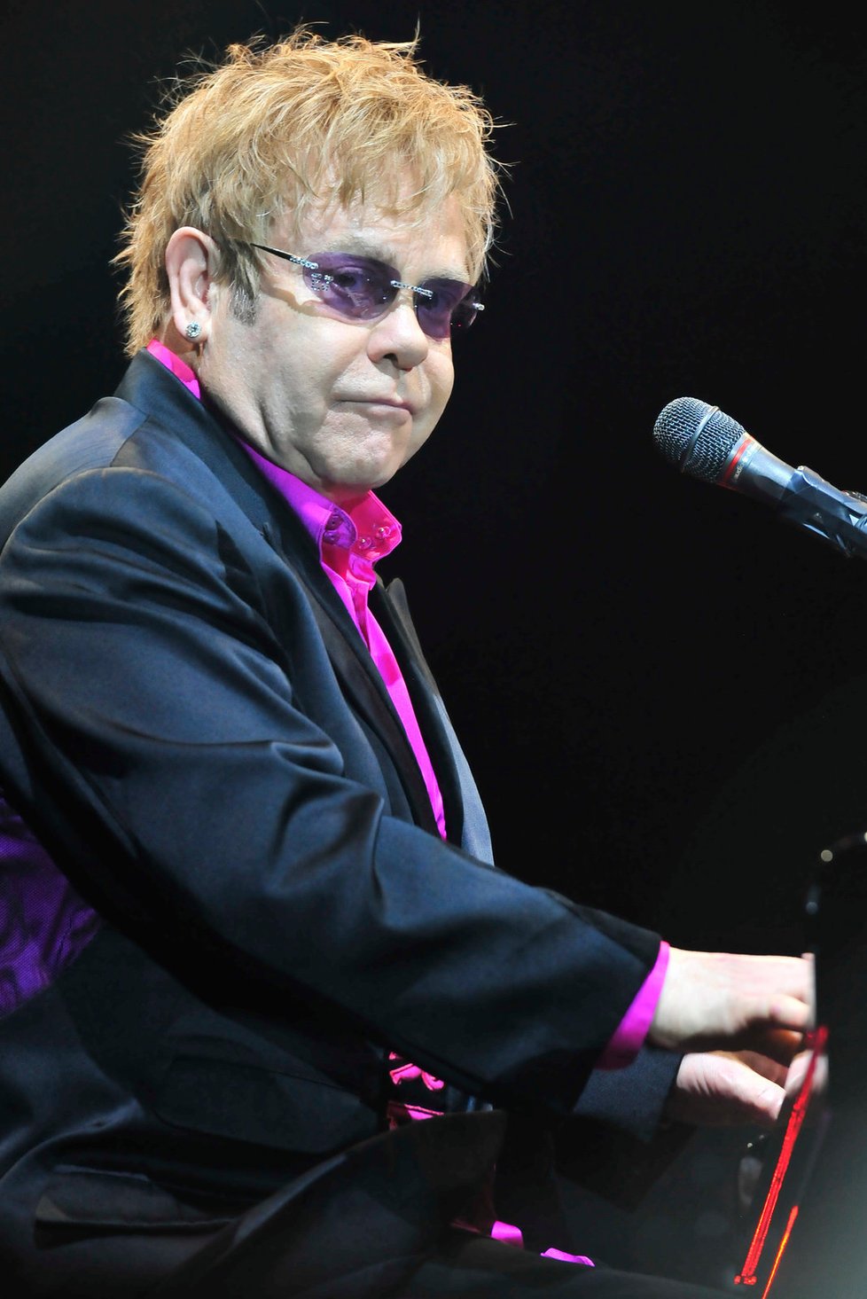 Eltona Johna museli hospitalizovat.