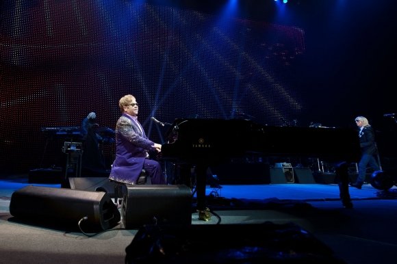 Elton John to na koncertě v Bratislavě pořádně rozjel.