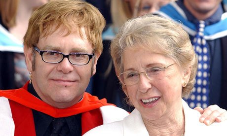 Elton své staré matce dosud neodpustil.