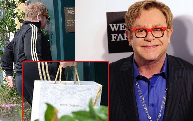Takhle vypadá bojkot? Elton nosí tašku se jmény nenáviděných návrhářů!