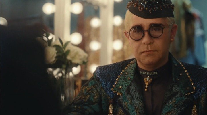 Elton John v dojemné reklamě pro obchodní řetězec John Lewis.