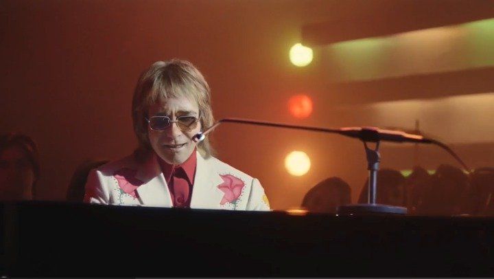 Elton John v dojemné reklamě pro obchodní řetězec John Lewis.