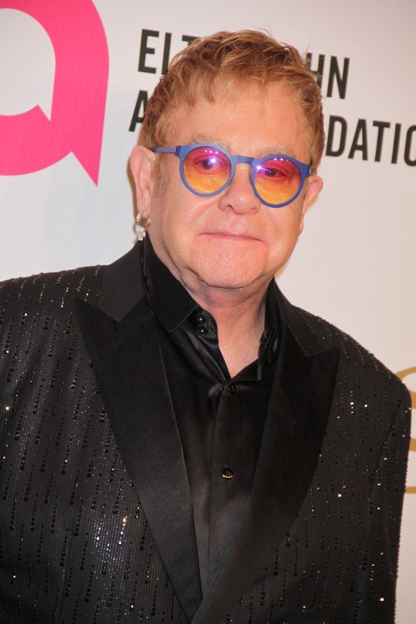 Elton John je blízký přítel Davida Beckhama, a stal se proto kmotrem jeho dvou synů Romea a Brooklyna.