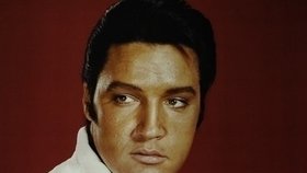 Příčinou smrti Elvise Presleyho nebyly problémy se srdcem, ale zácpa. Tvrdí to jeho osobní lékař.
