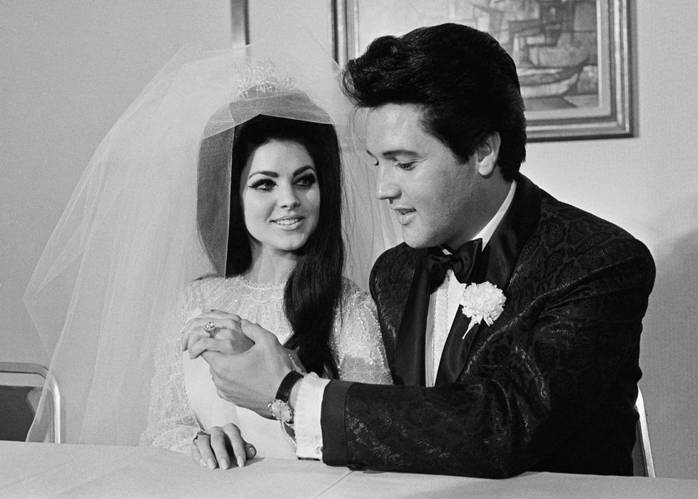 Elvis na svatbě s Priscillou.