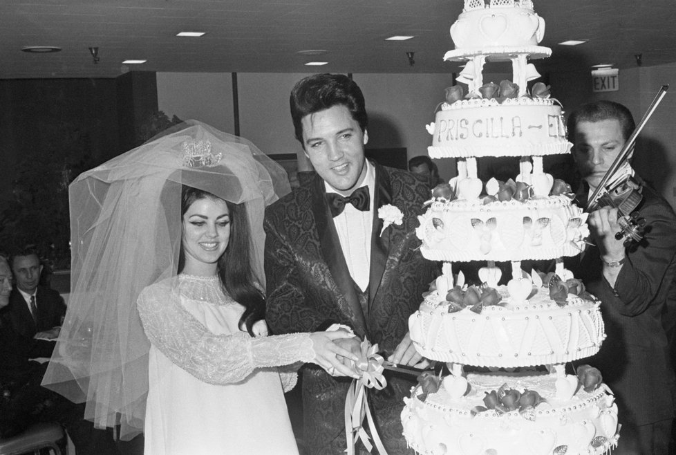 Elvis na svatbě s Priscillou.