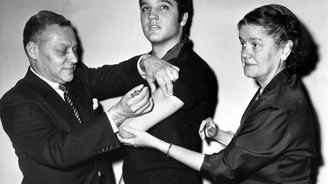 Před televizními kamerami se nechal v roce 1956 naočkovat i Elvis Presley