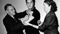 V roce 1956 se nechal před televizními kamerami naočkovat vakcínou proti obrně král rock and rollu Elvis Presley.