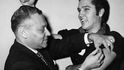 V roce 1956 se nechal před televizními kamerami naočkovat vakcínou proti obrně král rock and rollu Elvis Presley.