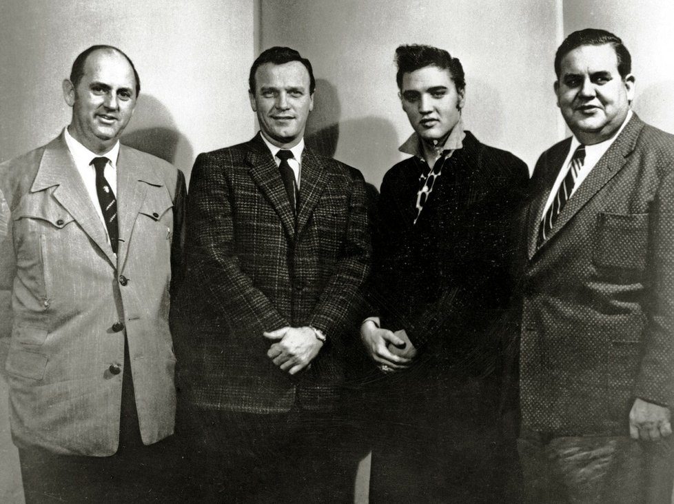 Elvis Presley, plukovník Tom Parker, Eddy Arnold a Steve Sholes v nahrávacím studiu před tím, než Elvis odešel na dva roky do armády