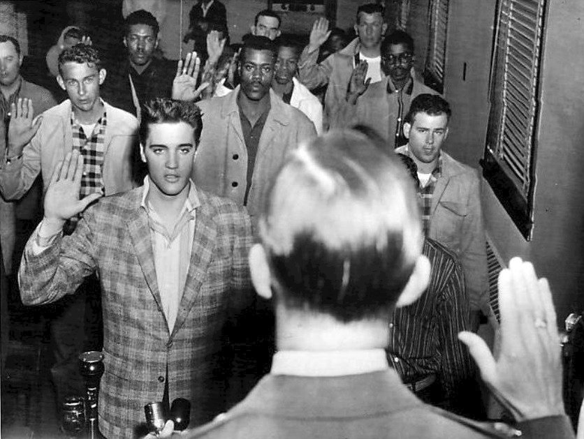 Arkansas, 1958: Elvis Presley skládá vojenskou přísahu