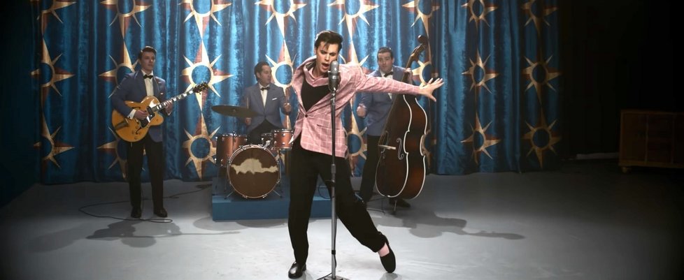 Film Elvis mapuje hvězdnou kariéru krále rock&#39;n&#39;rollu.