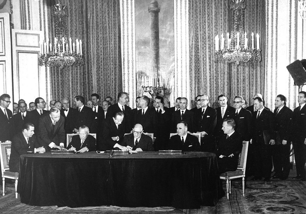 Podpis Elysejské smlouvy mezi Francií a Německem.