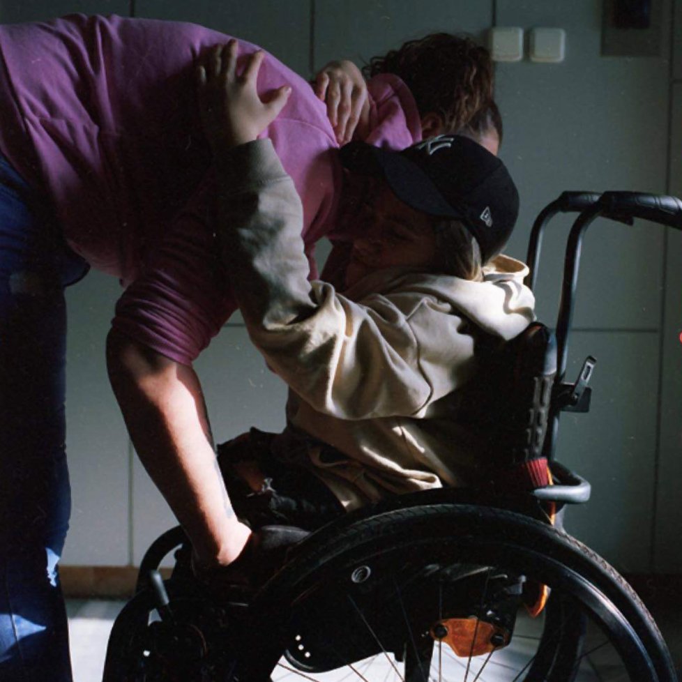 Ema (16) z Hodonína se svou mámou Hanou, bez invalidního vozíku to nejde.