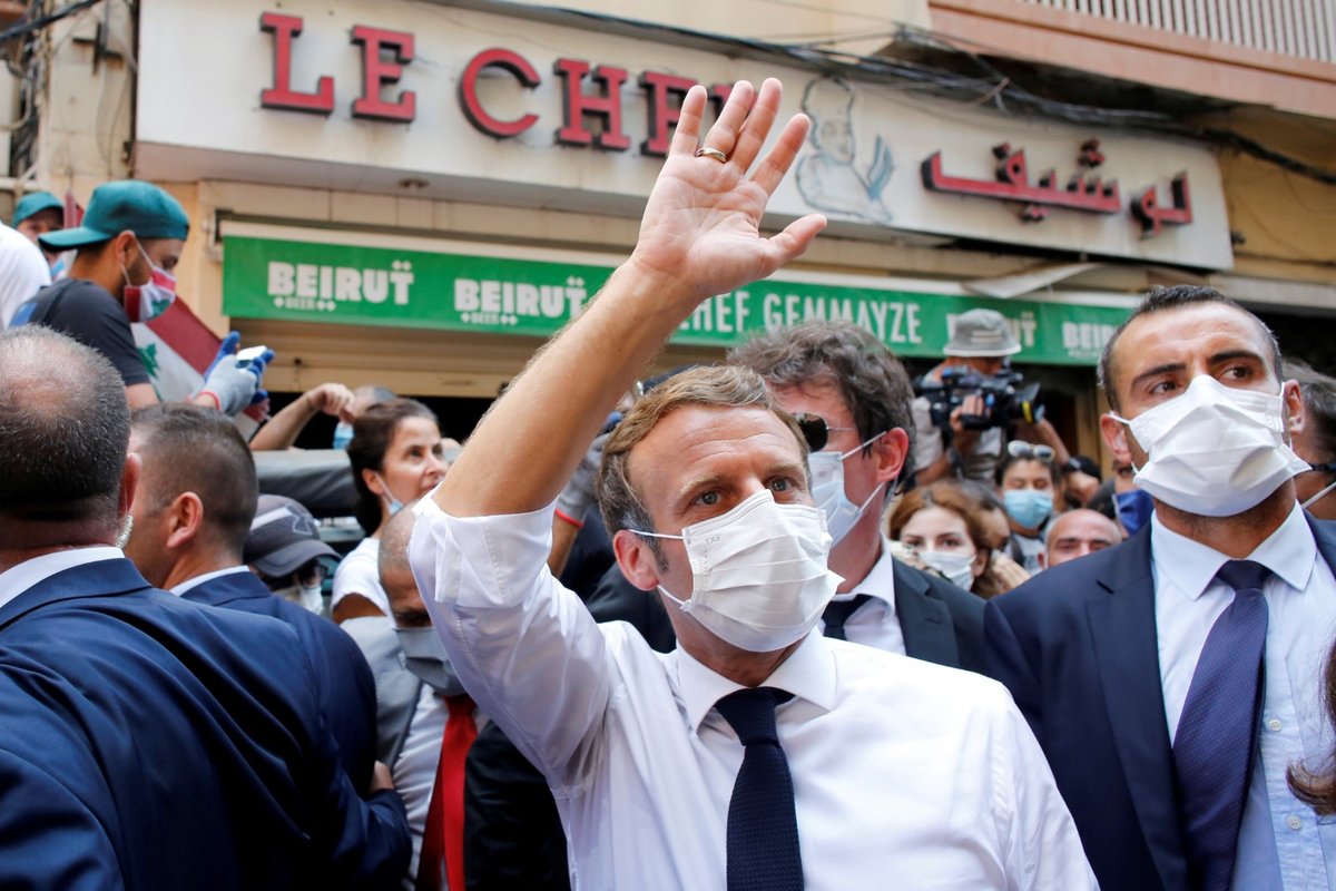 Francouzský prezident Emmanuel Macron prošel zničenými ulicemi Bejrútu dva dny po mohutném výbuchu. (6. 8. 2020)