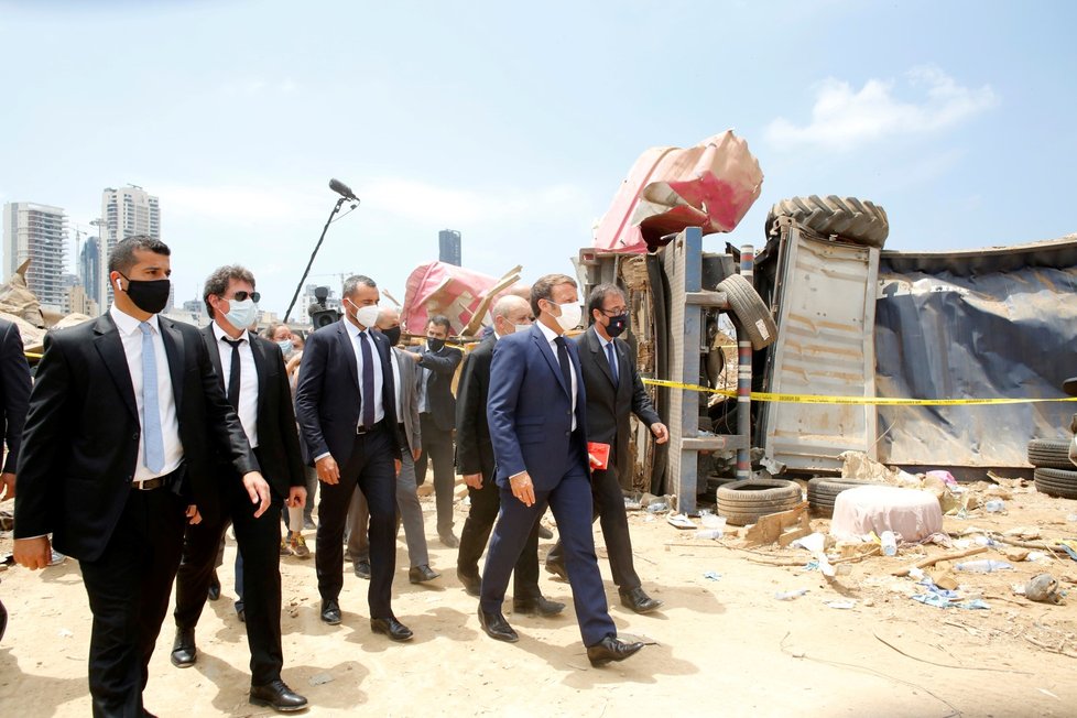 Francouzský prezident Emmanuel Macron prošel zničenými ulicemi Bejrútu dva dny po mohutném výbuchu. (6. 8. 2020)