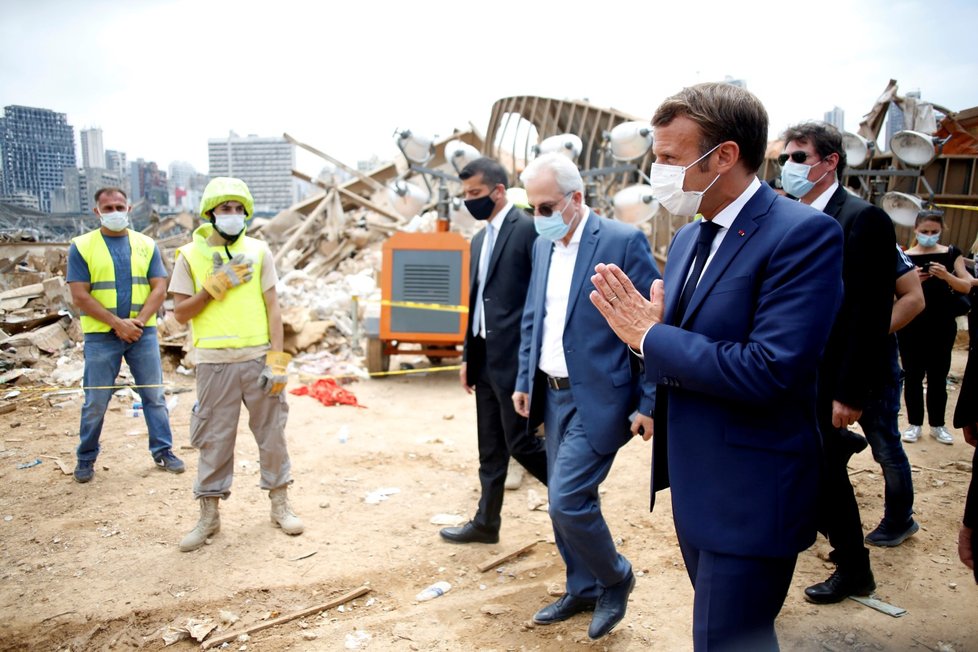 Francouzský prezident Emmanuel Macron prošel zničenými ulicemi Bejrútu dva dny po mohutném výbuchu. (6. 8. 2020)