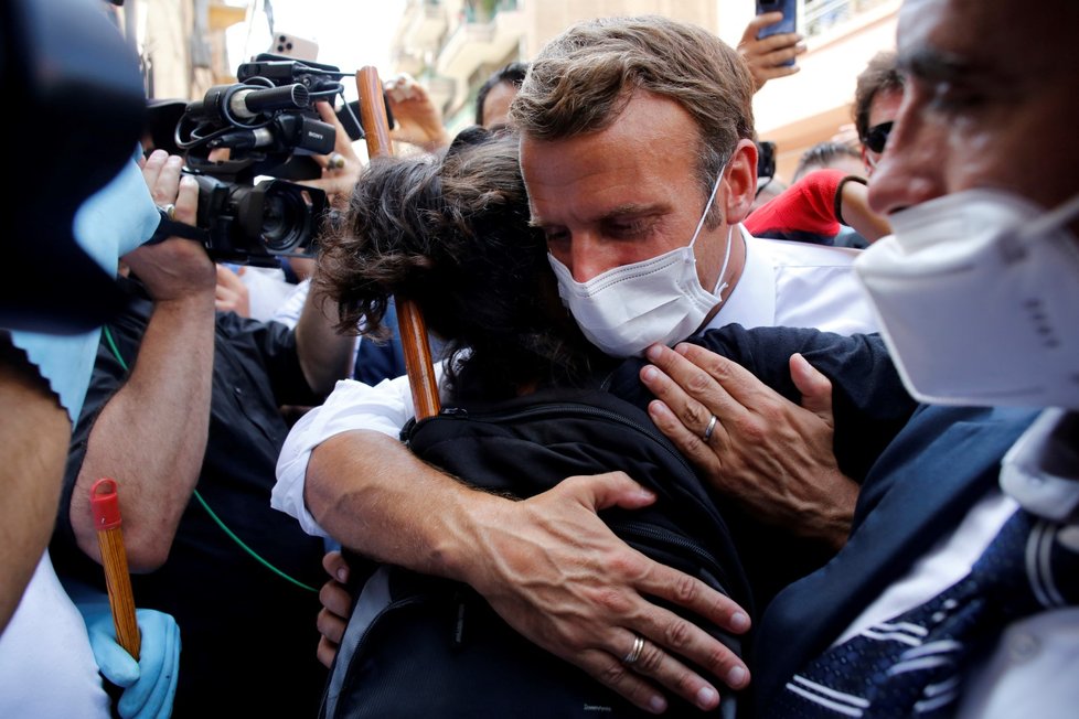 Francouzský prezident Emmanuel Macron prošel zničenými ulicemi Bejrútu dva dny po mohutném výbuchu. (6. 8. 2020)