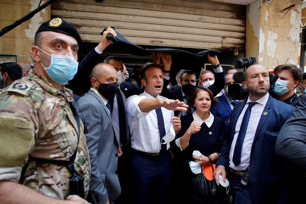 Francouzský prezident Emmanuel Macron prošel zničenými ulicemi Bejrútu dva dny po mohutném výbuchu. (6. 8. 2020)