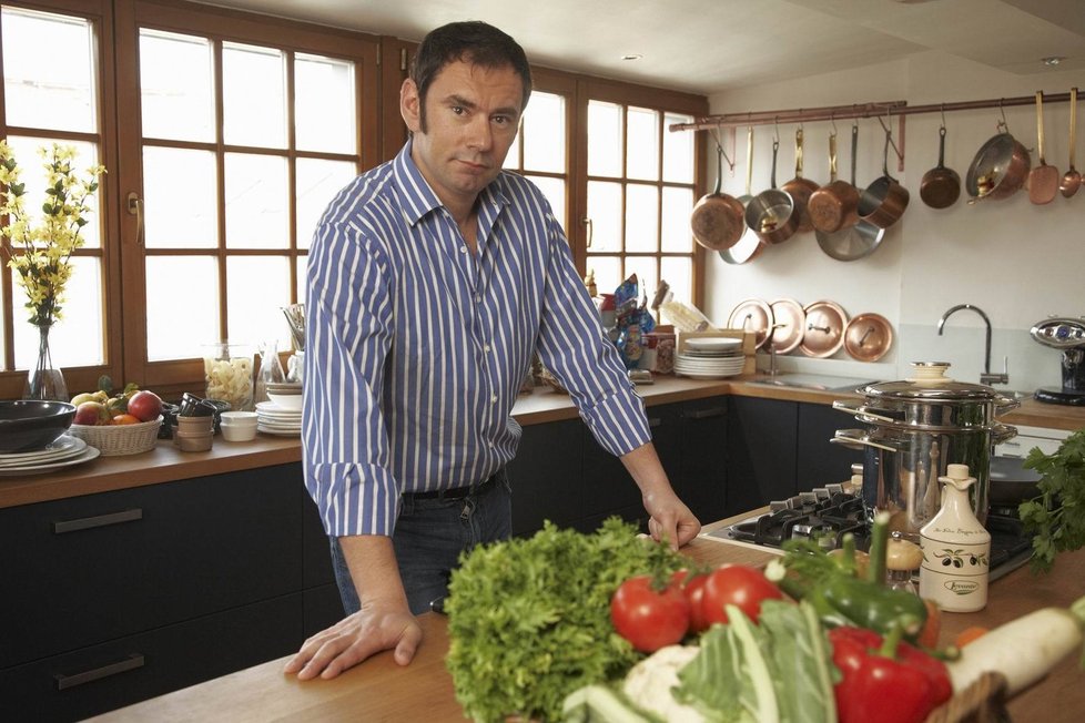 Italský kuchař Emanuele Ridi vystupuje v další TV show, tentokrát jako porotce.