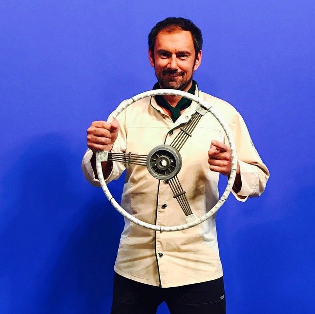 Emanuele Ridi s volantem z prvního videoklipu Karla Gotta.