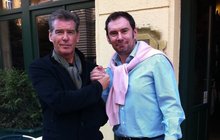 Pierce Brosnan je znovu v Praze: Agent 007 baštil Ridiho rizoto!