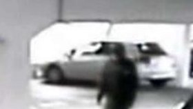 Údajný vrah Leny na záznamech bezpečnostních kamer v krytém parkovišti