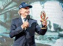 Emerson Fittipaldi se Zlatým volantem za celoživotní přínos motoristickému sportu při předávání v Praze
