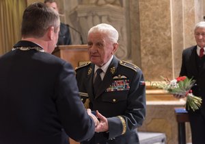 Brigádní generál Emil Boček převzal od primátora Petra Vokřála Cenu města Brna za rok 2016.